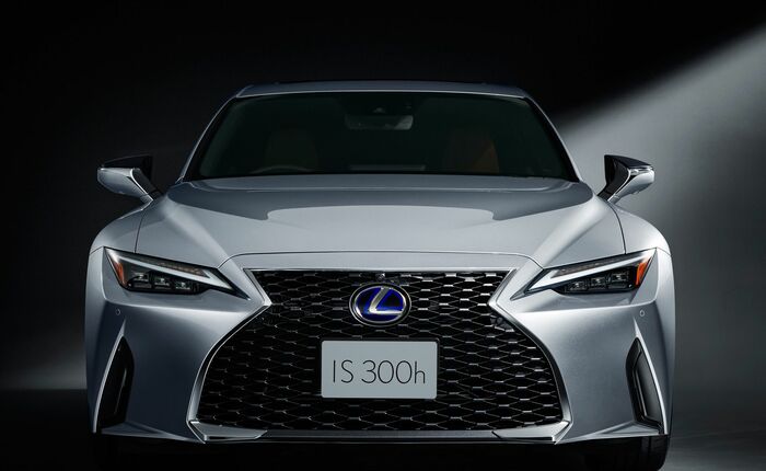 IS300h“version L”（ソニックイリジウム）