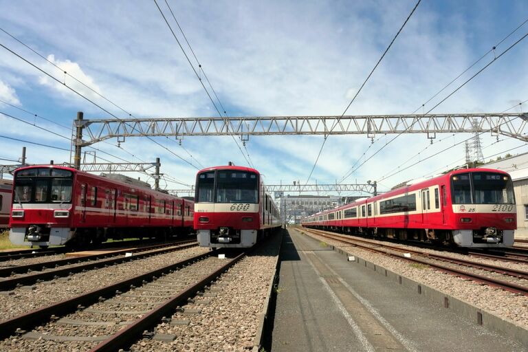 京急のフラッグシップ車両｢2100形｣が放つ異彩 日中は特別料金不要の2