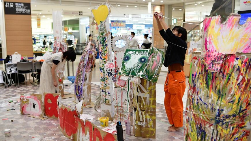 京都の街中はさまざまな芸術で彩られた（写真：吉本興業提供）