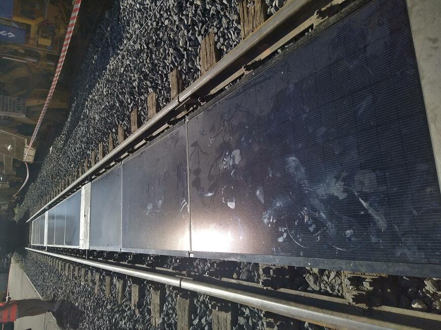 線路に設置されたソーラーパネル（写真：Sun-Ways社）
