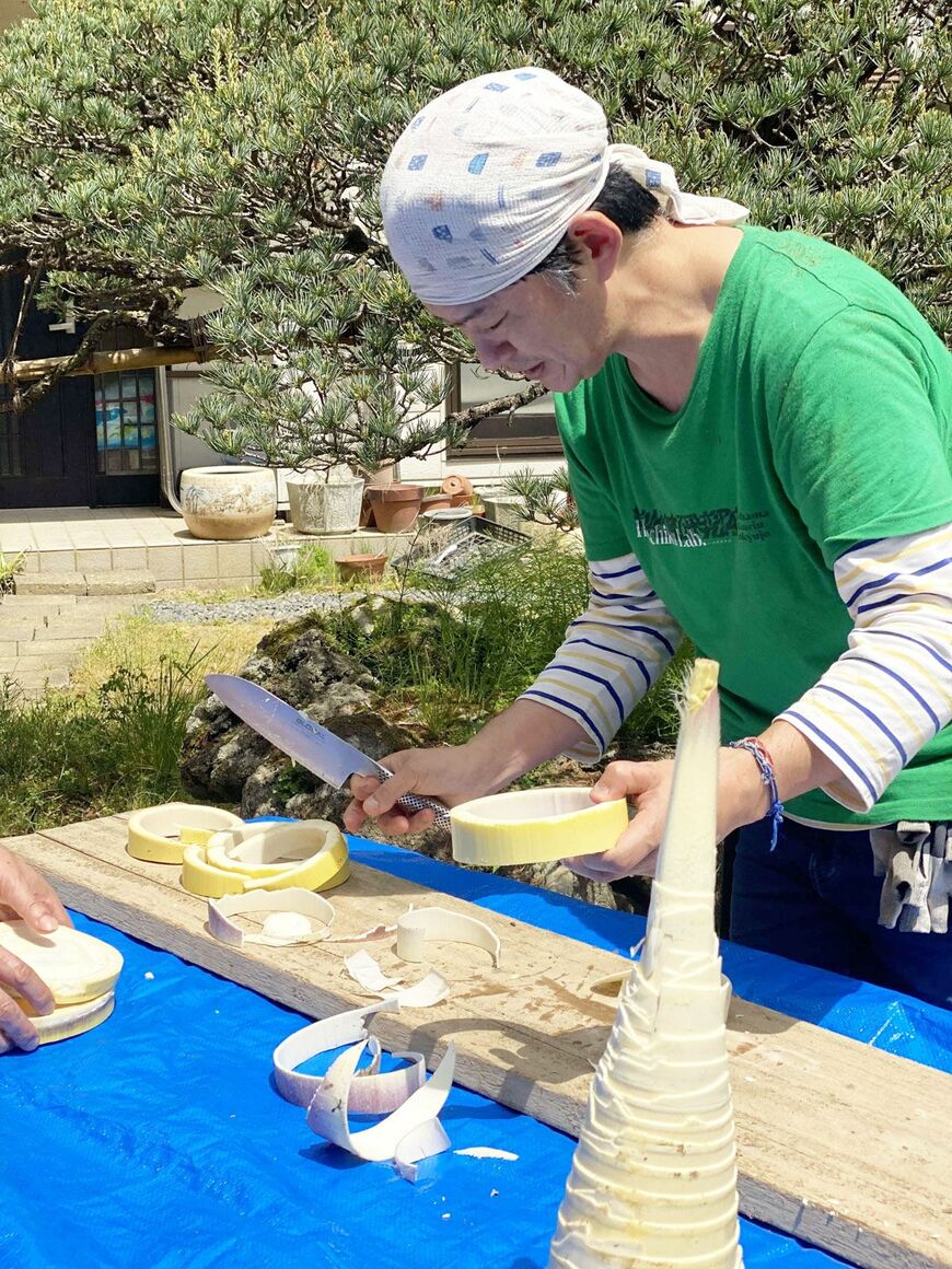 伐採した幼竹を加工