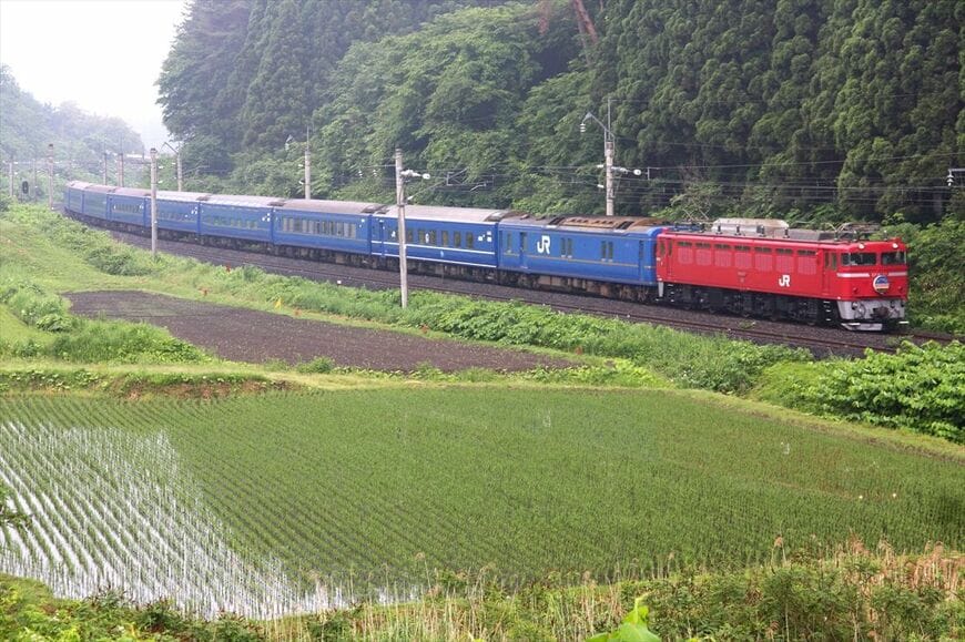奥羽本線の矢立峠に挑むEF81形牽引の寝台特急「あけぼの」（撮影：南正時）