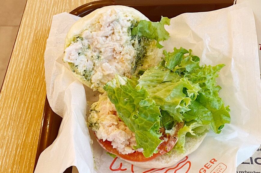 バンズのクラウンをめくると、サラダチキンとレタスがぎっしり（筆者撮影）