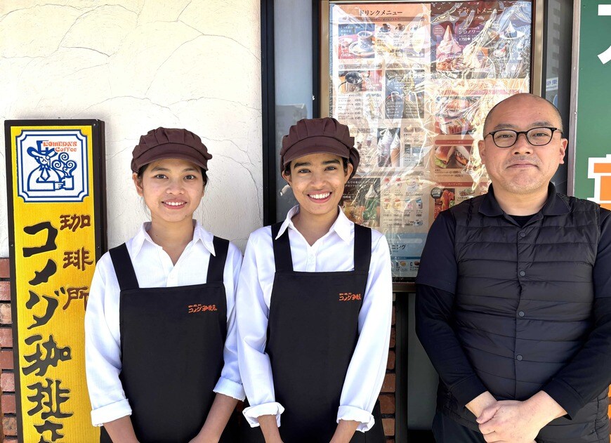 「コメダ珈琲店」を名古屋で運営するタニ商店の谷口千海社長（右）と、ミャンマー人従業員のスミャッミョーさん（中央）、タンダーリンさん（左）（写真・谷口千海社長提供）