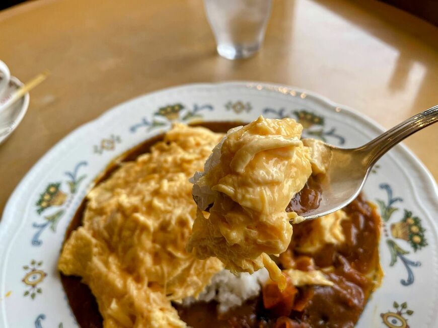 真ん中を縦に切ると、全体を覆うようにオムレツが広がる。極上のオムレツカレー（筆者撮影） 