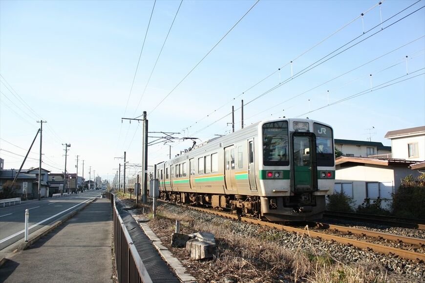 山形～籠田（信）：蔵王高速電鉄の線路はしばらく奥羽本線の線路に隣接（写真左側）して南下する計画だった（筆者撮影）