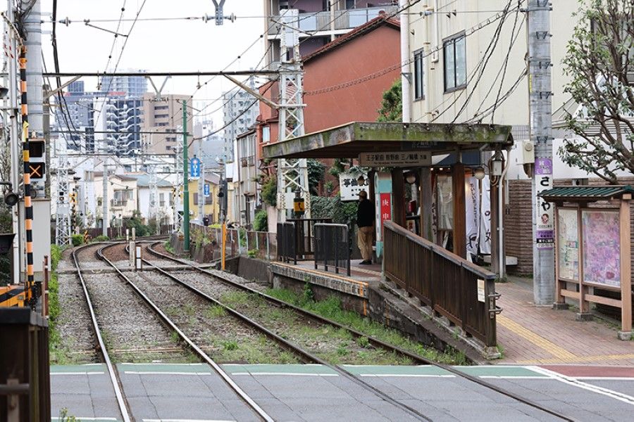 交通渋滞の増加から続々と廃止された都電ですが、都電荒川線は9割が道路と分担した専用軌道のため廃線を免れました