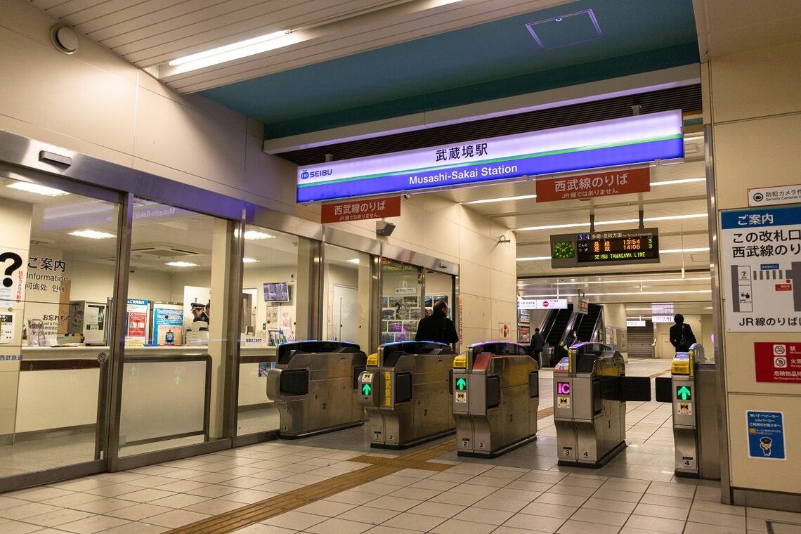 この通常タイプの自動改札があるのは武蔵境駅だけだ（筆者撮影）
