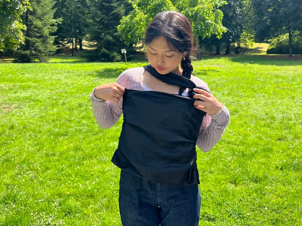 フランスでも人気のスペインブランド「ZARA」の黒いトップス。こちらもセールだったそう。下にはいているのは今回日本で買ったユニクロのジーンズ（筆者撮影）