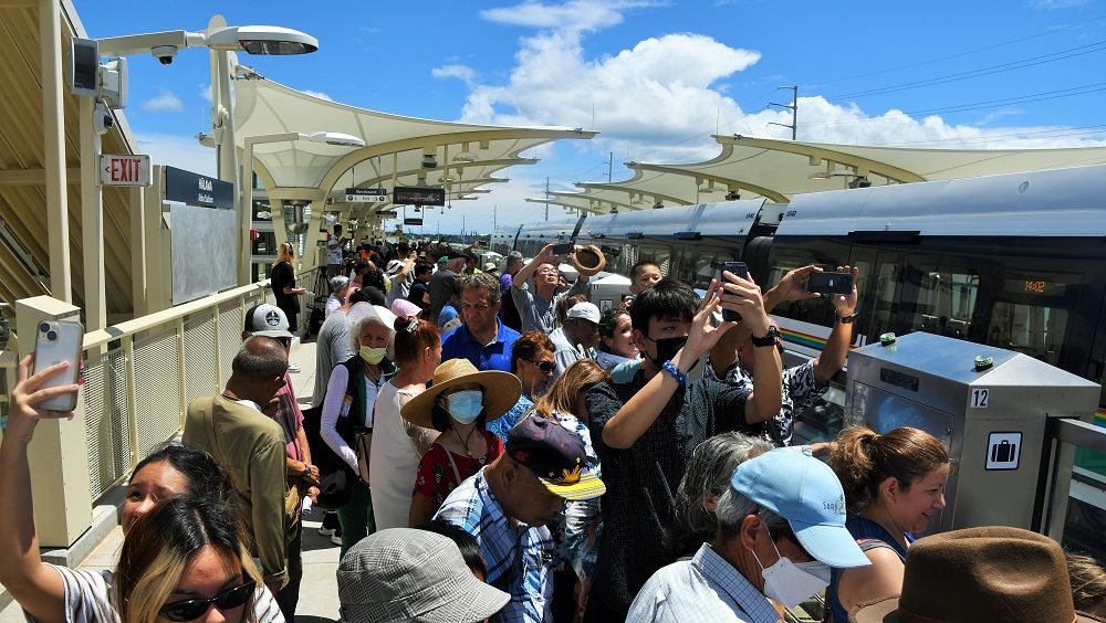 スカイラインの1番列車を待ち構える乗客たち（記者撮影）