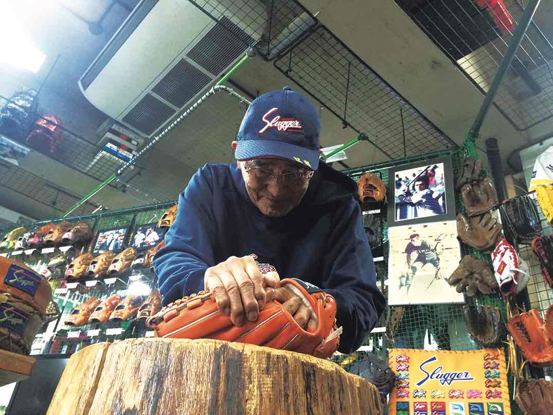 久保田スラッガーの「湯もみ型付け」の様子（写真：久保田運動具店）