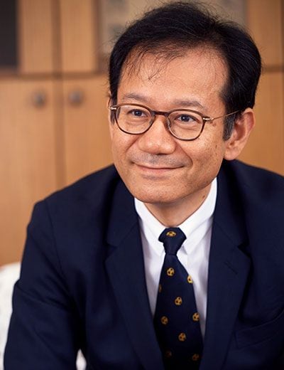 鈴木寛（すずき・かん）東京大学公共政策大学院教授、慶應義塾大学大学院政策・メディア研究科特任教授、OECD教育2030プロジェクト理事1986年東京大学法学部卒業後、通商産業省に入省。資源エネルギー庁、国土庁、産業政策局、生活産業局、シドニー大学、山口県庁、機械情報産業局などで勤務。1999年に慶応義塾大学SFC助教授に転身。2001年参議院議員当選（東京都）、12年間の議員時代に文部科学副大臣を2期務めるなど、教育、医療、スポーツ・文化、科学技術イノベーション、IT政策を中心に活動。2014年2月より東大・慶大の2校同時の正教授就任（慶大教授は2023年春まで）。2014年10月より文部科学省参与、2015年2月より2018年10月まで文部科学大臣補佐官を4期務める