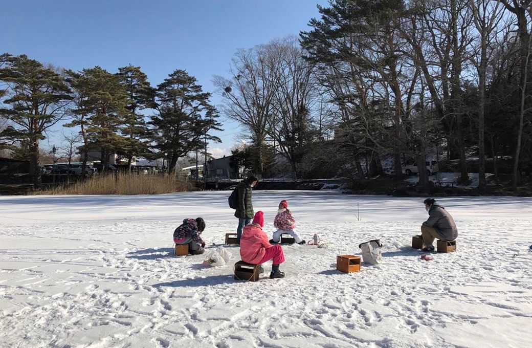 移住後ワカサギ釣りを楽しむ上岡さん一家
