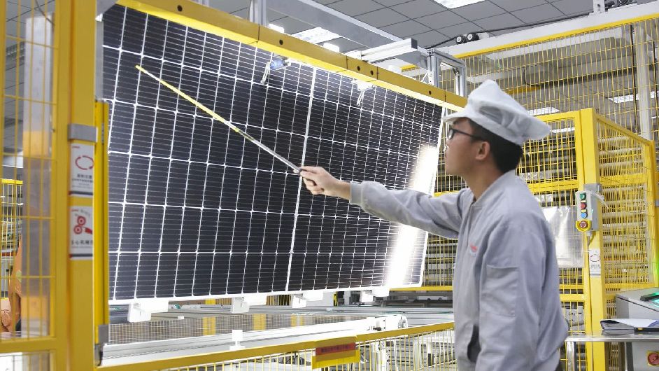 中国の太陽光パネルメーカーの輸出拡大はついに限界を超えたもようだ。写真は業界大手の隆基緑能科技の生産ライン(同社ウェブサイトより)