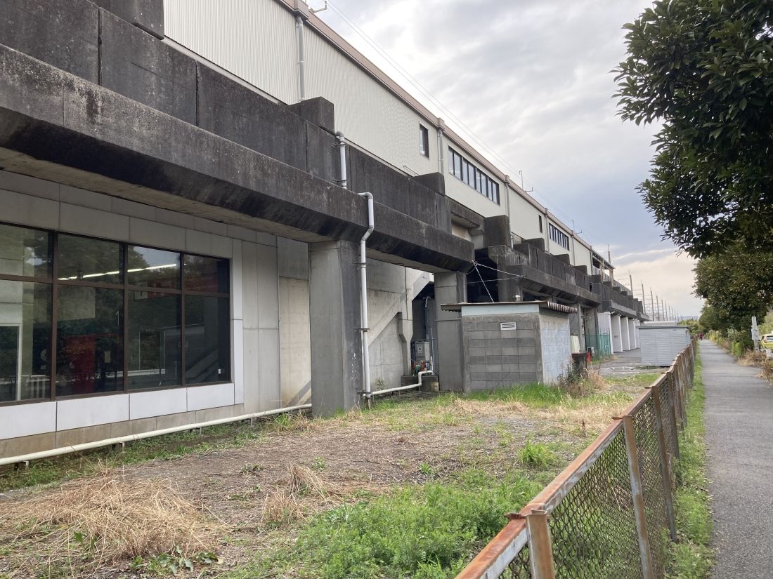 新習志野駅ホーム外側に立つ橋脚状の構造物（筆者撮影）