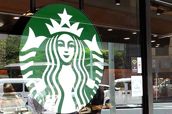 2022年10月現在、国内に1700以上の店舗があるスタバ。マクドナルド、すき家に次ぐ多さだが、コンセプトを守り続けた結果、「スタバらしさ」とも言える雰囲気、特別感を保ち続けている（写真：編集部）
