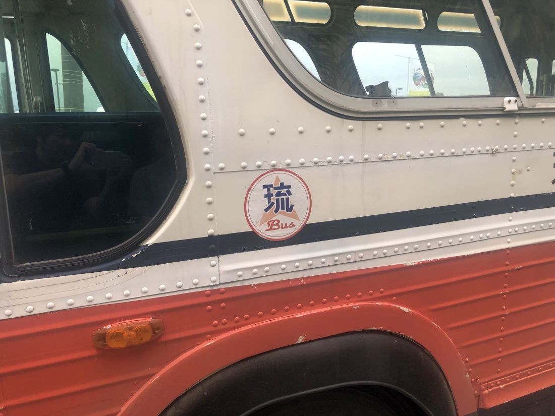 NHK「ちむどんどん」に登場した米GM製のバス（筆者撮影）