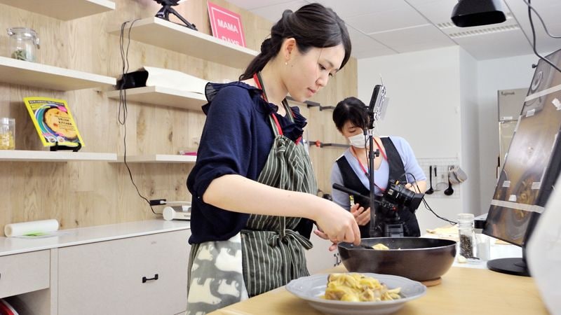 動画視聴、ネット検索、子どものデジタル学習、キッチンでのレシピ表示などに使える 1分レシピ動画､全世代女子がのめり込む必然 新興勢力が続々､30億円調達