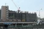 京急本線と建設中のマンション