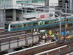 ホーム拡幅と同時に架道橋の移設も実施した