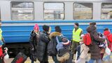 ウクライナからポーランドの国境の街に到着し列車を降りる避難者たち（撮影：橋爪智之）