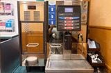 サイゼリヤのコーヒーメーカー。イタリアンバールさながらのエスプレッソとカプチーノが飲める（筆者撮影）