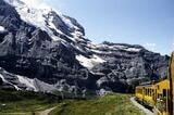 真夏でも雪景色のなかを行くスイスの登山鉄道（2003年 筆者撮影）