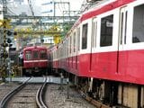北品川付近ですれ違う旧1000形と新1000形（撮影：南正時）