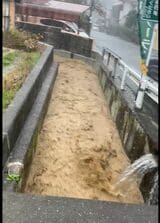 2024年11月の土砂流出直後に椿台の住宅近くの水路を流れ下る濁流（提供：平群のメガソーラーを考える会）