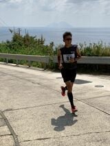 年に一回、一日に十島村の有人7島を走る大会「トカラマラソン」がある。片野田さんは2017年に参加して一位に輝き「十島村で初めての優勝者」ということで村が大いに盛り上がった。これは平島を走っている様子（画像提供：片野田隆紀）