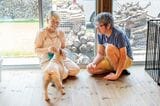 柔らかいパイン材のフローリングは愛犬の足にも安心。「前はスマホを落として床に傷ができるとへこんでいましたが、今は傷も味のうちと割り切っています（笑）」と夫（写真撮影／前田慶亮）