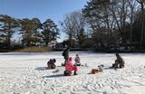 移住後ワカサギ釣りを楽しむ上岡さん一家