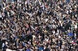 バチカンにはコンクラーベの結果を見届けようという人々が集まった（写真：ブルームバーグ）