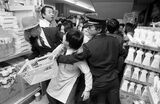 1973年石油ショックによりスーパーで買いだめに狂奔する人々（写真：共同通信）