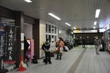 全線再開の日は未明から多くの人が駅に並んだ（記者撮影）