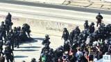 警察当局に抗議するデモ隊の人たち（写真：筆者の友人が撮影）