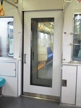 貫通路の扉もリニューアル時に交換している（記者撮影）