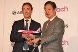 エアバス機13機の購入を発表するピーチの井上慎一CEO（右）と、記者会見のためにフランスから来日したエアバスのファブリス・ブレジエCEO（記者撮影）