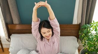 起床後伸びる女性
