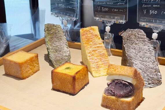 三角形のフレンチトーストと小さめサイズのトースト