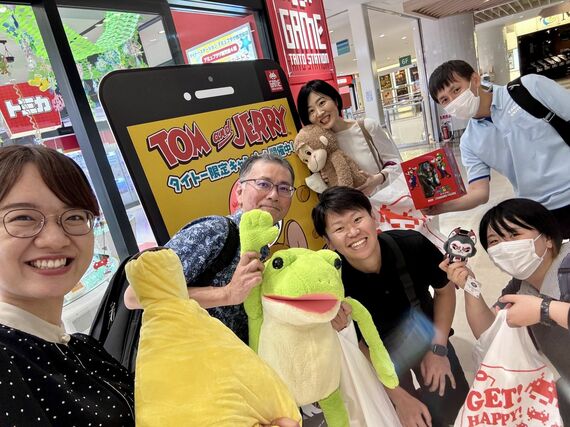 大学の職員といっしょにクレーンゲームをして盛り上がることも（写真：小山さん提供）