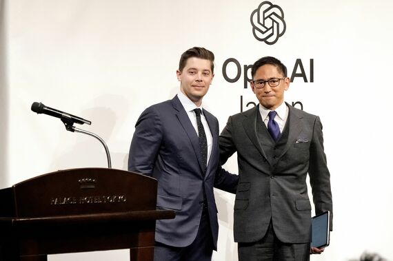 OpenAIジャパン社長に就任した長崎忠雄氏（右）と、OpenAI米国本社のブラッド・ライトキャップCOO