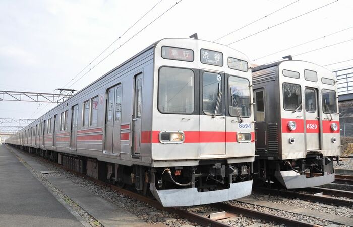8590系（手前）と1世代前の8500系