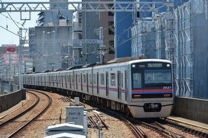 日車式ブロック工法を導入した京成3000形。扉付近の車