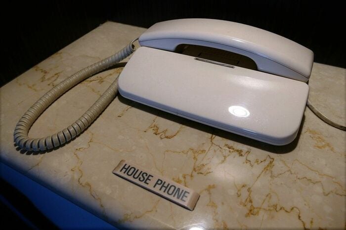 「HOUSE PHONE」とのみ書かれていた