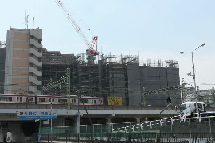 京急本線と建設中のマンション