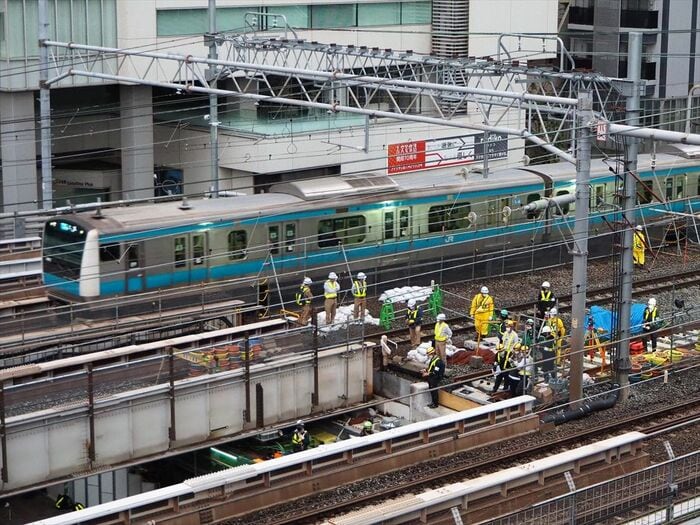 ホーム拡幅と同時に架道橋の移設も実施した
