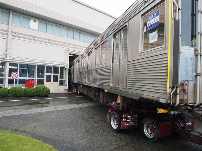 建屋の外に出た車体