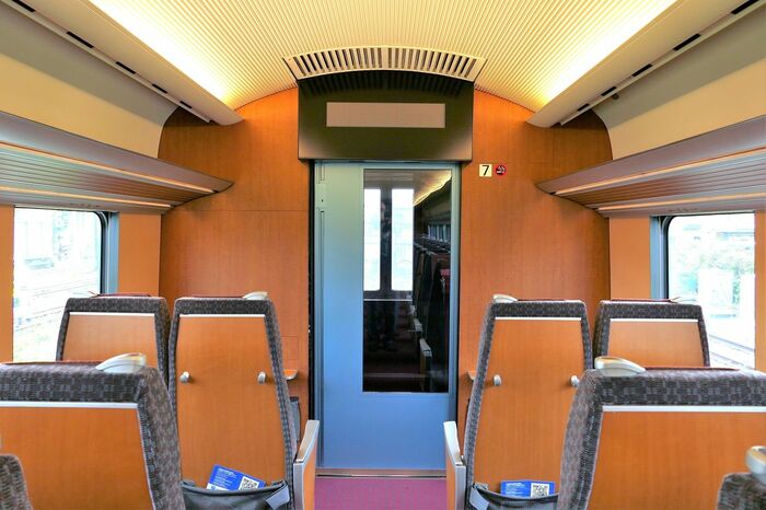 貫通型先頭車は運転室後ろに窓がない