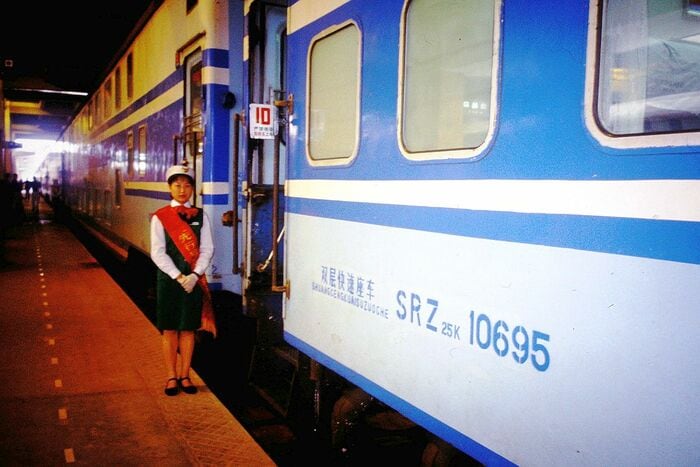 杭州駅に停車する25K形の2階建て車SRZ25K